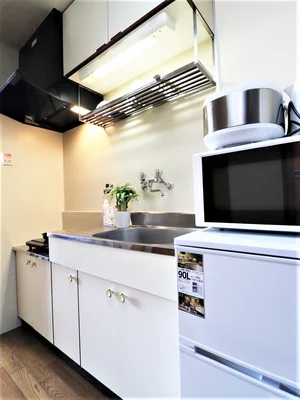 冷蔵庫・電子レンジ・電気ケトルなど家電豊富で　キッチン内には　箸・フォーク・スプーン・鍋・フライパン・包丁・まな板など調理道具等も豊富