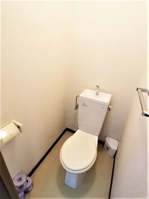 バストイレ別が人気！　トイレットペーパーやトイレブラシ、トイレ洗剤なども設置あり　清潔に保っていただけます！