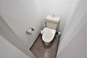 【トイレ画像】ウォシュレット付トイレです(*^^)v清掃道具もご用意しております☆彡富山駅前ウィークリーマンションでは標準設備です♪