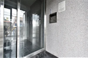 エントランス！　オートロック付きで安全に考慮されていて女性も安心！