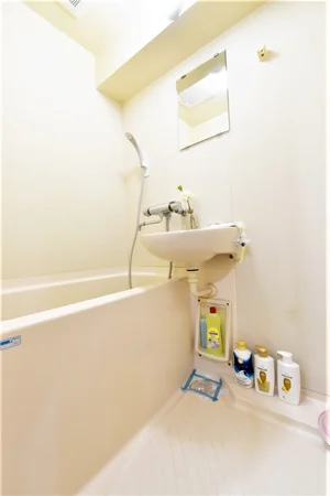 シャンプー・コンディショナー・ボディーソープやお風呂洗剤やスポンジなど清掃道具もあり備品豊富！