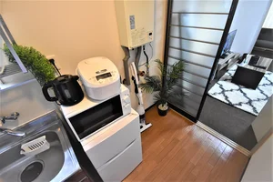 【冷蔵庫・電子レンジ】ホテルと違い富山市ウィークリーマンションでは標準設備♪一人暮らし用の冷蔵庫なので1週間以上の暮らしに最適★お客様の声から今の形になりました。