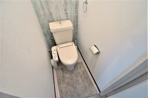【トイレ画像】ウォシュレット付トイレです(*^^)v清掃道具もご用意しております☆彡富山市ウィークリーマンションでは標準設備です♪