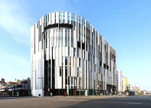 富山市ガラス美術館まで徒歩7分