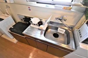 【キッチン画像】富山市ウィークリーマンション♪冷蔵庫、電子レンジ、炊飯器、ケトル、調理器具や食器類もご用意しております(^^♪