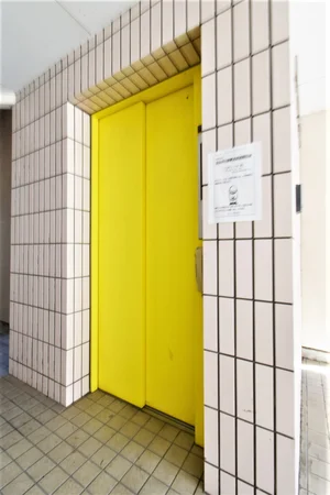 【エレベーター】富山市ウィークリーマンションでは、エレベーターが完備されております。また、富山市マンスリーマンションの大きな魅力の一つとして、充実した標準設備が挙げられます。追加料金は一切発生せず、快適な滞在をお約束いたします(^^)/
