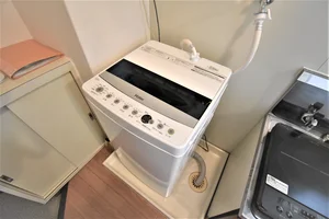 【洗濯機・タオル】ホテルと違い富山市ウィークリーマンションでは洗濯が毎日できます。その分、着替えも少なく、手軽に利用できるをコンセプトに7日以上の生活に適したお部屋となってます♪