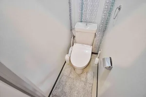 【トイレ画像】ウォシュレット付トイレです(*^^)v清掃道具もご用意しております☆彡富山県富山市ウィークリーマンションでは標準設備です♪