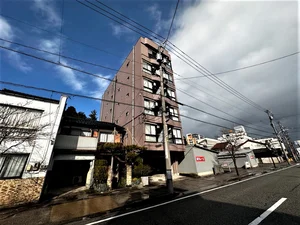 【外観画像】富山県富山市ウィークリーマンションは長期滞在に適しており、キッチン備品や洗濯機などの設備が完備。ホテルよりも割安で、旅行、転勤や長期出張、一時的な滞在先にオススメです♪