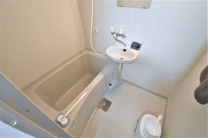 【富山大学附属病院ウィークリーマンションバス画像】富山大学附属病院マンスリーマンションでは、バスルームにも多数の備品を設置。シャンプー、トリートメント、ドライヤーは標準設備♪【手続き簡単３分・保証人不要・敷金、礼金初期費用仲介手数料０円・対面契約不要・電子契約可】