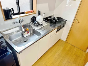 【キッチン画像】三重四日市駅前ウィークリーマンション♪冷蔵庫、電子レンジ、炊飯器、ケトル、調理器具や食器類もご用意しております(^^♪