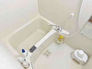バスルーム画像です♪三重四日市駅前ウィークリーマンションでは、お風呂用の椅子もあるのでごゆっくりと快適にご利用いただけます★
