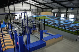 アスレチック・トランポリンパーク JUMP LAB四日市まで徒歩3分