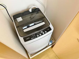 【洗濯機画像】ホテルと違い洗濯機がある生活は良いですね♪7日以上の利用なら三重四日市駅前ウィークリーマンションをご利用下さい★洗濯洗剤も完備‼