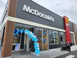 マクドナルド 四日市芝田店まで車で7分