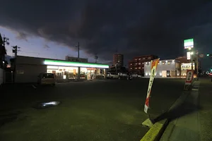 ファミリーマート 四日市滝川町店まで徒歩4分