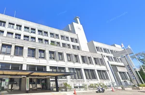 桑名市役所まで車で11分、4.2km。