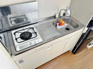 【キッチン画像】三重桑名駅前ウィークリーマンション♪冷蔵庫、電子レンジ、炊飯器、ケトル、調理器具や食器類もご用意しております(^^♪