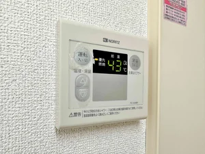 温度調節機能も完備されていますので、お湯張りも簡単に出来ます♪また、スポンジ・浴槽用洗剤も完備で長期利用◎シャンプー・ボディソープ・タオルもご用意しておりますのでお荷物も少なく済みますね★