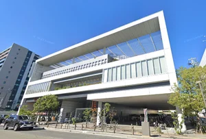 桑名市立中央図書館まで徒歩8分、550m。
