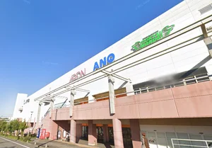 イオンモール桑名まで車で10分、3.6km。