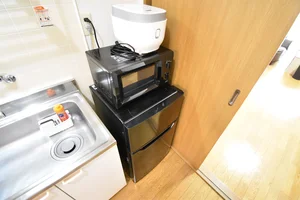 【冷蔵庫・電子レンジ】ホテルと違い三重県津市ウィークリーマンションでは標準設備♪一人暮らし用の冷蔵庫なので1週間以上の暮らしに最適★お客様の声から今の形になりました。