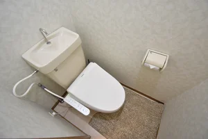 【トイレ画像】ウォシュレット付トイレです(*^^)v清掃道具もご用意しております☆彡三重県津市ウィークリーマンションでは標準設備です♪