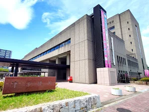 津市役所まで車で6分