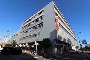 津中央郵便局まで車で4分