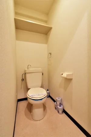 バストイレ別! トイレットペーパーや洗剤など備品類も完備! 清潔に保てます。