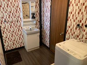 嬉しい独立洗面台付き♪大きな鏡で身支度!(^^)!急がしい朝もバタバタしません♪洗濯機は室内に設置しております♪洗濯用洗剤もご用意しておりますのでご入居してすぐにご利用が可能です(^^♪タオル1式分もご用意しております☆彡