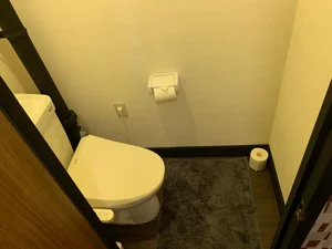 ウォシュレットつきのトイレです。老若男女皆様に安心してご利用いただけますね☆トイレにもトイレ用洗剤とトイレ用ブラシをご用意しておりますので長期ご利用の場合の気になる汚れなどもお掃除して頂けます＾＾