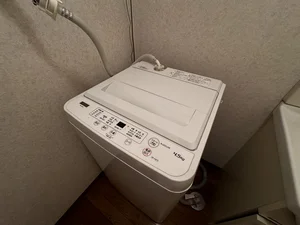 嬉しい独立洗面台付き♪大きな鏡で身支度!(^^)!急がしい朝もバタバタしません♪洗濯機は室内に設置しております♪洗濯用洗剤もご用意しておりますのでご入居してすぐにご利用が可能です(^^♪タオル1式分もご用意しております☆彡