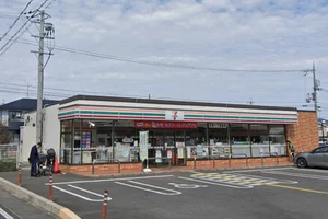 セブン-イレブン 近江八幡駅東店まで徒歩5分、400ｍ。