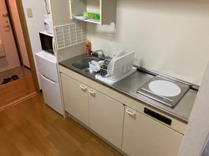 お箸、お鍋、包丁、お皿、ボウル、お玉、食器用洗剤、簡単な調理器具は各種取り揃えています♪