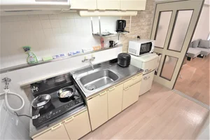 【キッチン画像】富山市ウィークリーマンション♪冷蔵庫、電子レンジ、炊飯器、ケトル、調理器具や食器類もご用意しております(^^♪