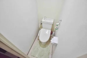 【トイレ画像】ウォシュレット付トイレです(*^^)v清掃道具もご用意しております☆彡姫路ウィークリーマンションでは標準設備です♪