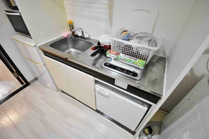 キッチンには冷蔵庫、ケトル、炊飯器、調理器具を完備。ホテルと違い自炊できるのでで長期ご利用のお客様でも安心ですね!姫路ウィークリーマンションの強みです♪