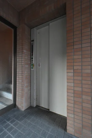 【エレベーター】富山駅前ウィークリーマンションでは、エレベーターが完備されております。また、富山駅前マンスリーマンションの大きな魅力の一つとして、充実した標準設備が挙げられます。追加料金は一切発生せず、快適な滞在をお約束いたします(^^)/