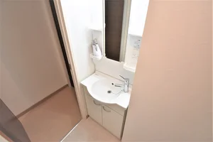 独立洗面台です♪洗濯機も室内に設置しており、富山市ウィークリーマンションでは、洗濯用洗剤もご用意しており、ご入居後すぐにご利用が可能です(^^♪