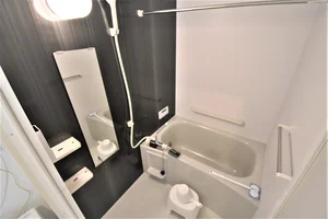 バスルーム画像です♪富山市ウィークリーマンションでは、お風呂用の椅子もあるのでごゆっくりと快適にご利用いただけます★