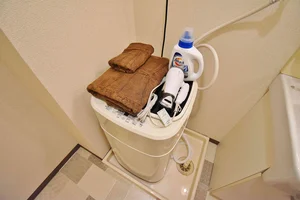 洗濯機は室内に設置しております♪洗濯用洗剤もご用意しておりますのでご入居してすぐにご利用が可能です(^^♪タオル1式分もご用意しております☆彡