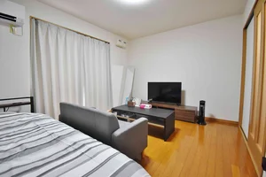 弊社の滋賀県長浜市ウィークリーマンションおよび滋賀県長浜市マンスリーマンションでは、ご利用いただく際に必要な家具や家電製品に加え、様々な備品を完備しております。これにより、ご利用当日から快適にお過ごしいただけるように配慮しております。