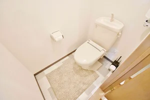 【トイレ画像】ウォシュレット付トイレです(*^^)v清掃道具もご用意しております☆彡滋賀県長浜市ウィークリーマンションでは標準設備です♪