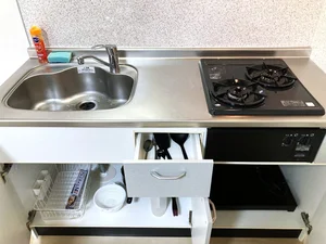 ガスコンロ付きで食器類もございます。