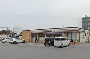 セブン-イレブン 彦根小泉町店まで車で7分、2.9kｍ。