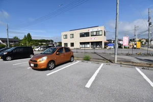 【敷地内駐車場】滋賀彦根市ウィークリーマンションでは利便性が良い物件を揃えてます。滋賀彦根市エリアに詳しくないお客様もご連絡頂ければ専門スタッフがしっかり物件選定を行います。お気軽にお問い合わせください★