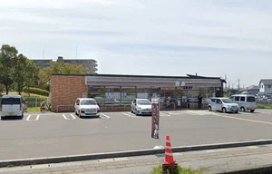 セブン-イレブン 南彦根駅北店まで車で6分、2.5kｍ。