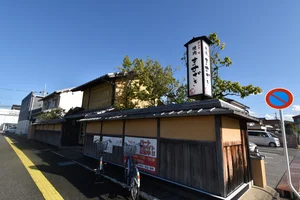 ますざきまで徒歩6分、500ｍ。