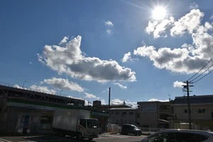 ファミリーマート 近江八幡鷹飼町店まで徒歩9分、650ｍ。